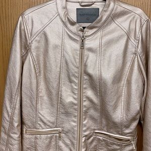 Short jacket with pockets